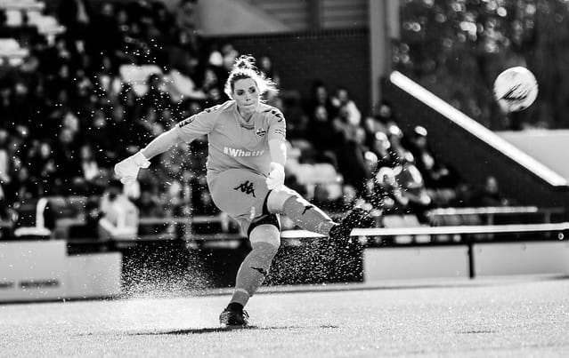 PLAYER NEWS: League’s best keeper stays at Lewes