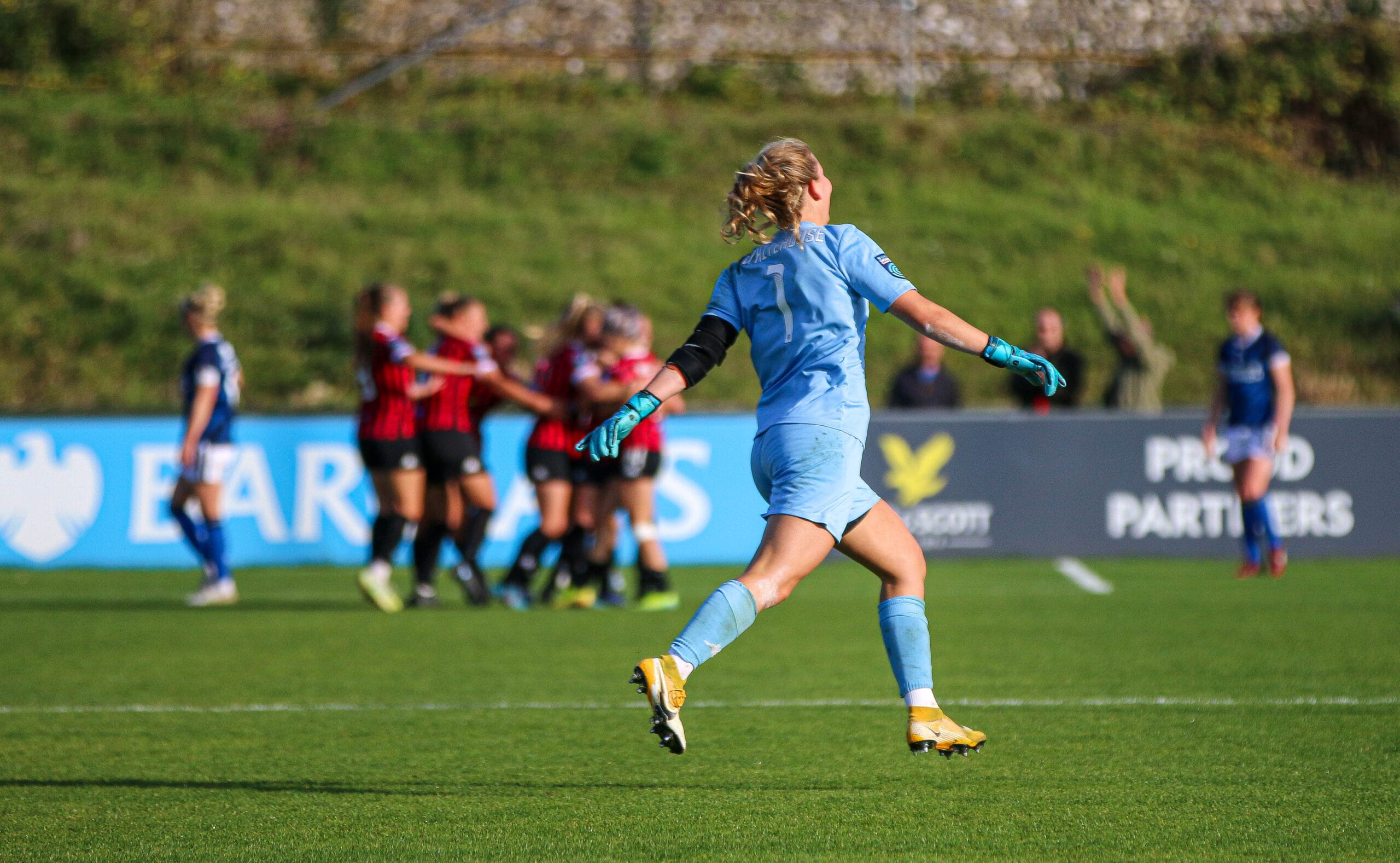 Whitehouse pens new deal